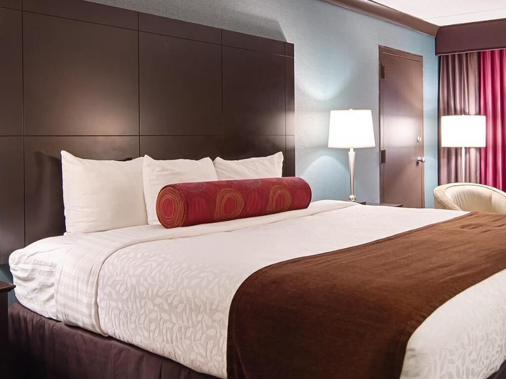 Premium bedding, in-room safe, desk, iron/ironing board
