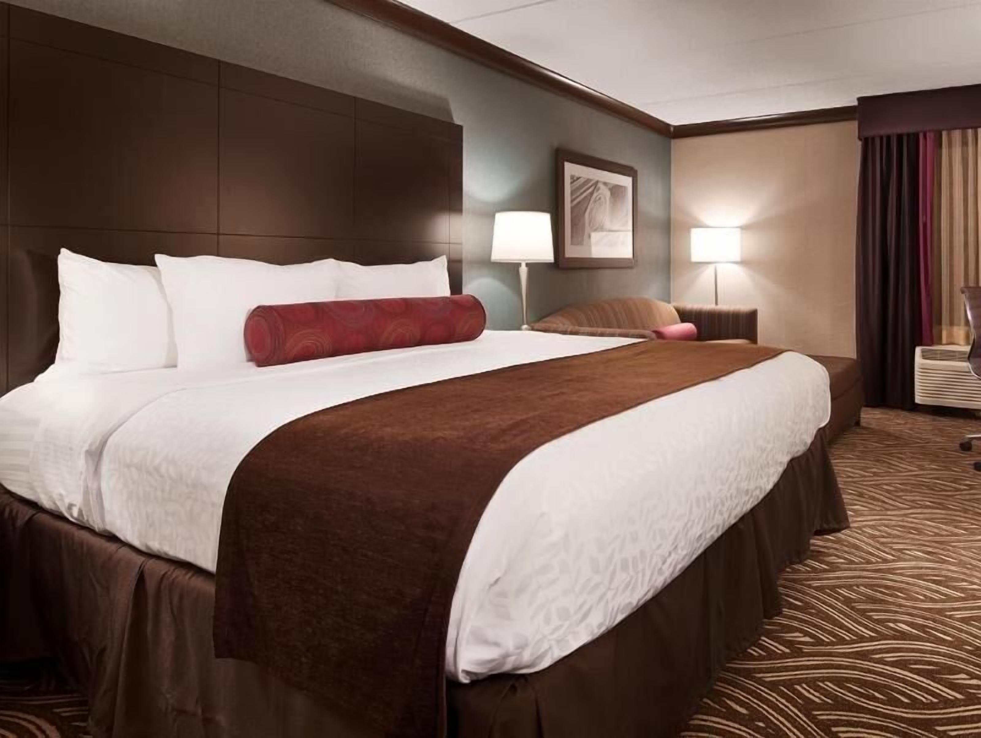 Premium bedding, in-room safe, desk, iron/ironing board