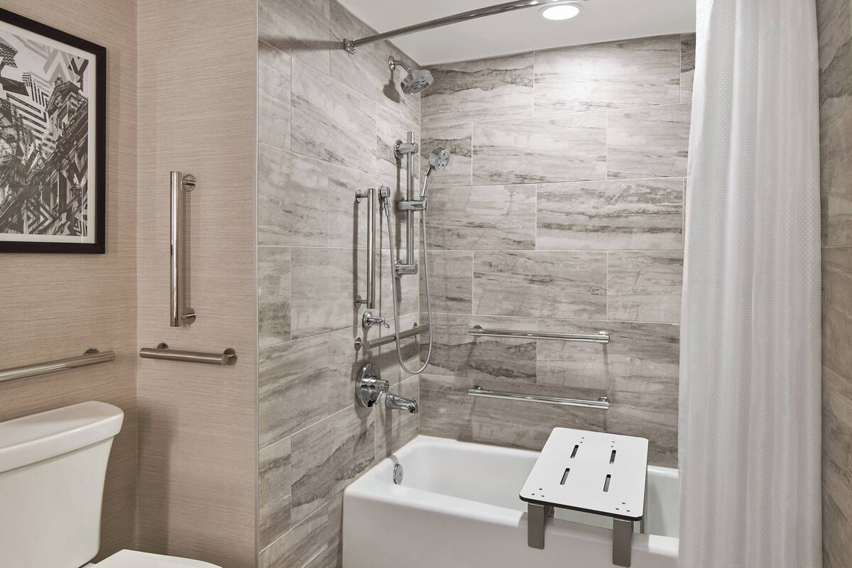 Un baño moderno con ducha, inodoro y bañera.