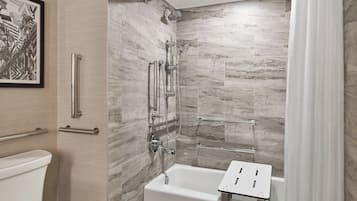 Un baño moderno con ducha, inodoro y bañera.