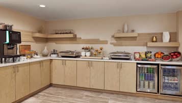 Desayuno buffet diario (USD 20 por persona)