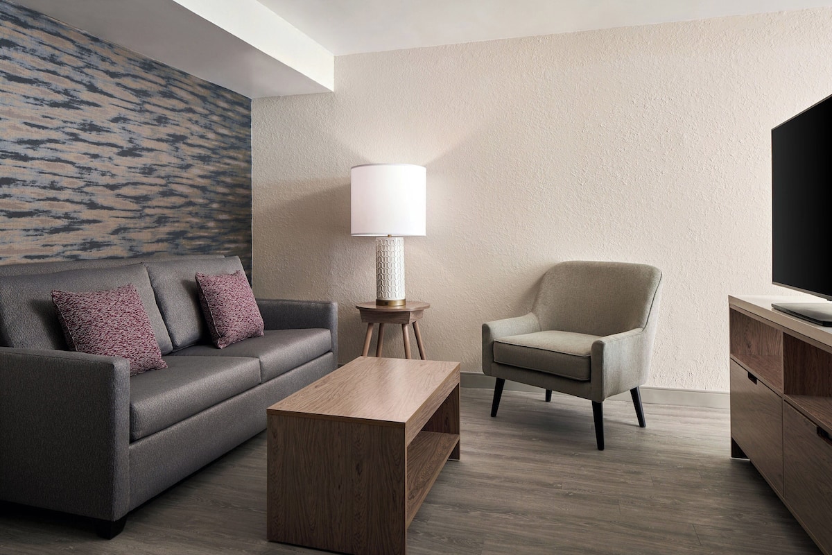 40-inch flat-screen tv with cable channels, smart tv