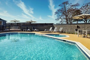 Kauden mukainen ulkouima-allas