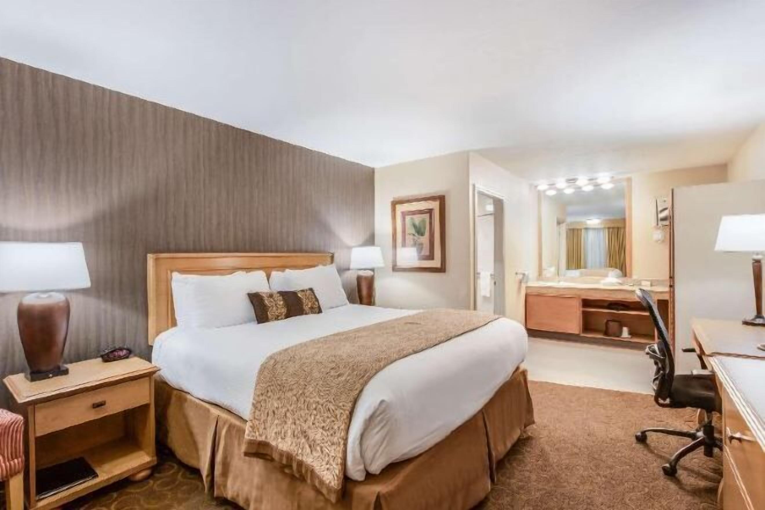 Schreibtisch, laptopgeeigneter Arbeitsplatz, Bügeleisen/Bügelbrett