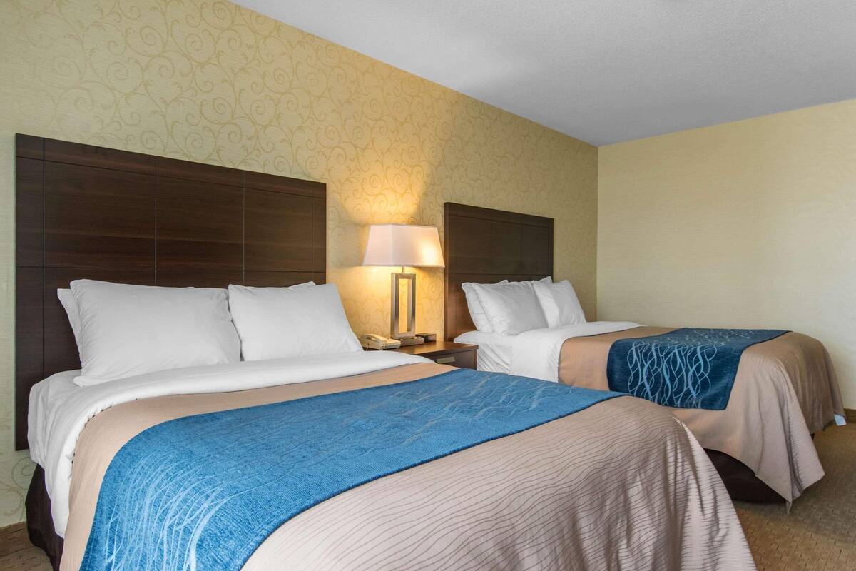 Luxe beddengoed, pillowtop-bedden, een bureau, verduisterende gordijnen