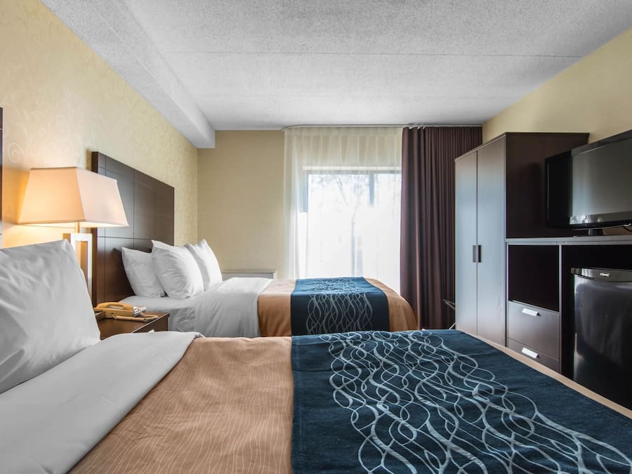 Ylelliset vuodevaatteet, pillowtop-patjalliset sängyt, työpöytä