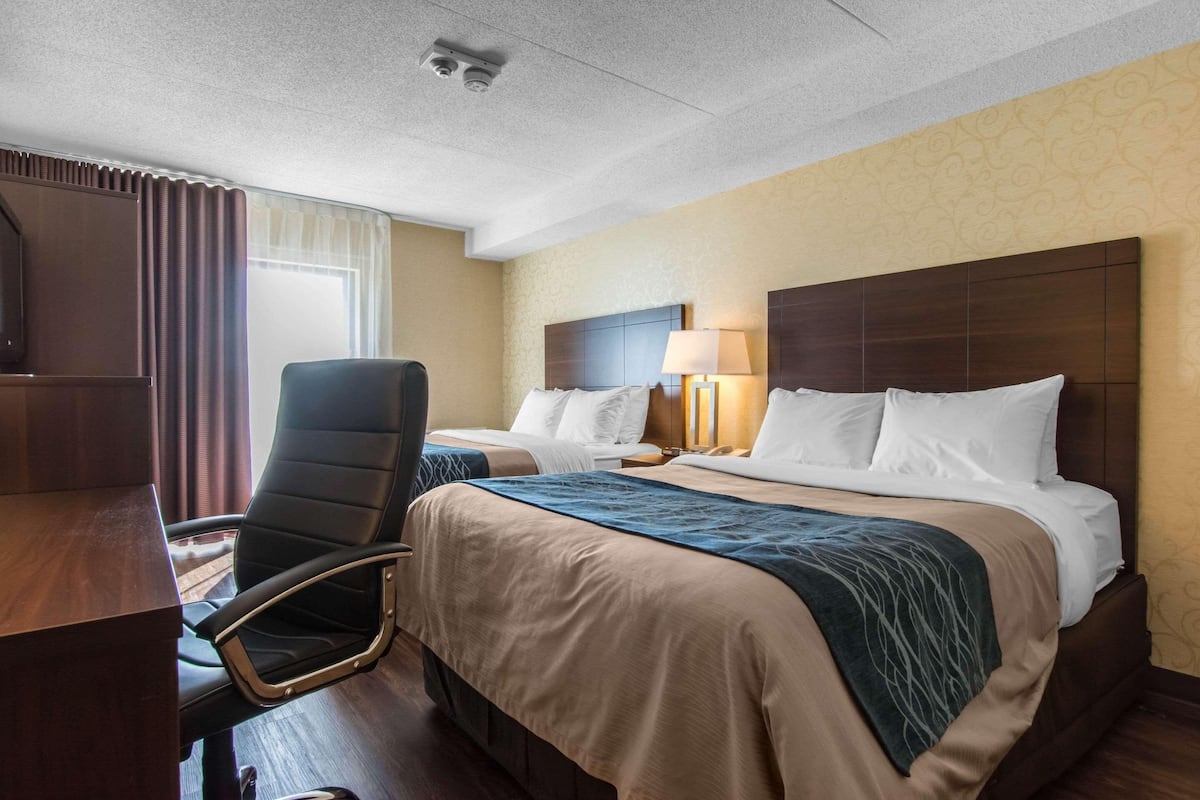 Luxe beddengoed, pillowtop-bedden, een bureau, verduisterende gordijnen