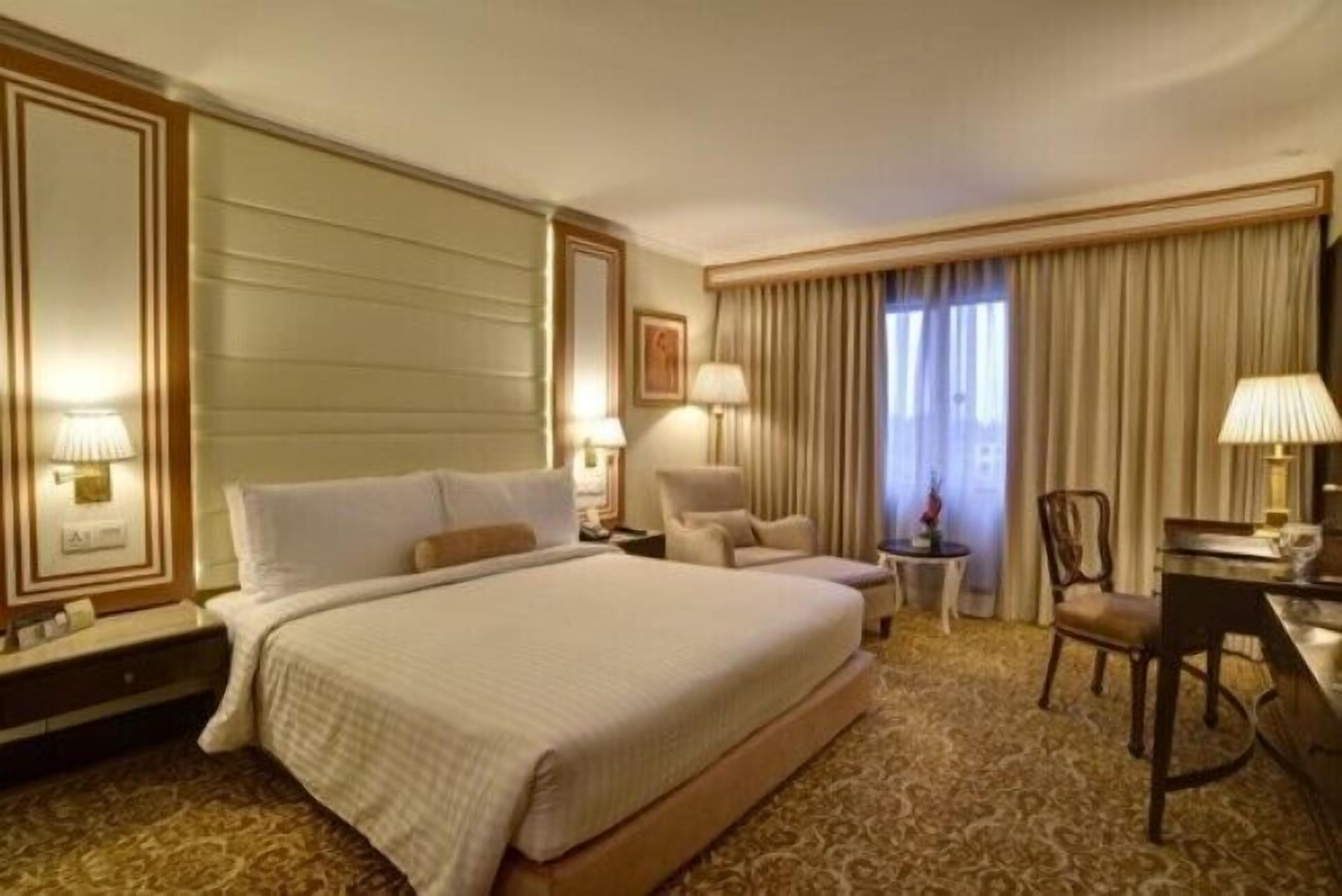 Frigobar, cofres nos quartos, escrivaninha, quartos à prova de som