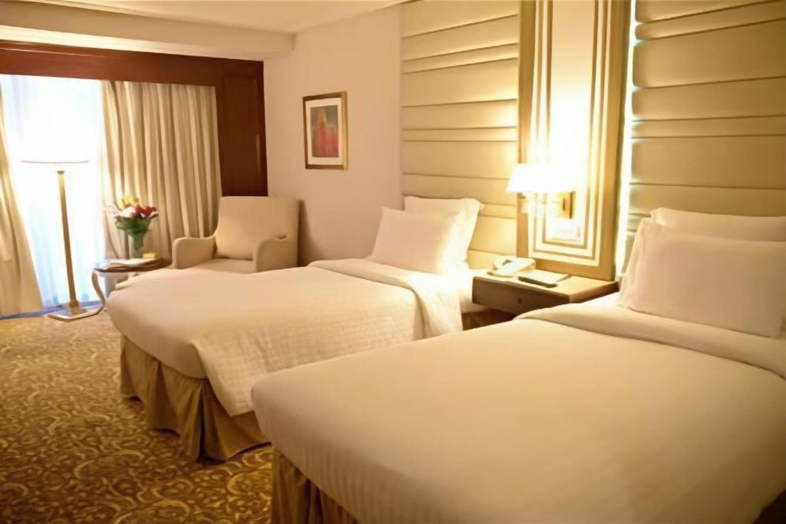 Frigobar, cofres nos quartos, escrivaninha, quartos à prova de som