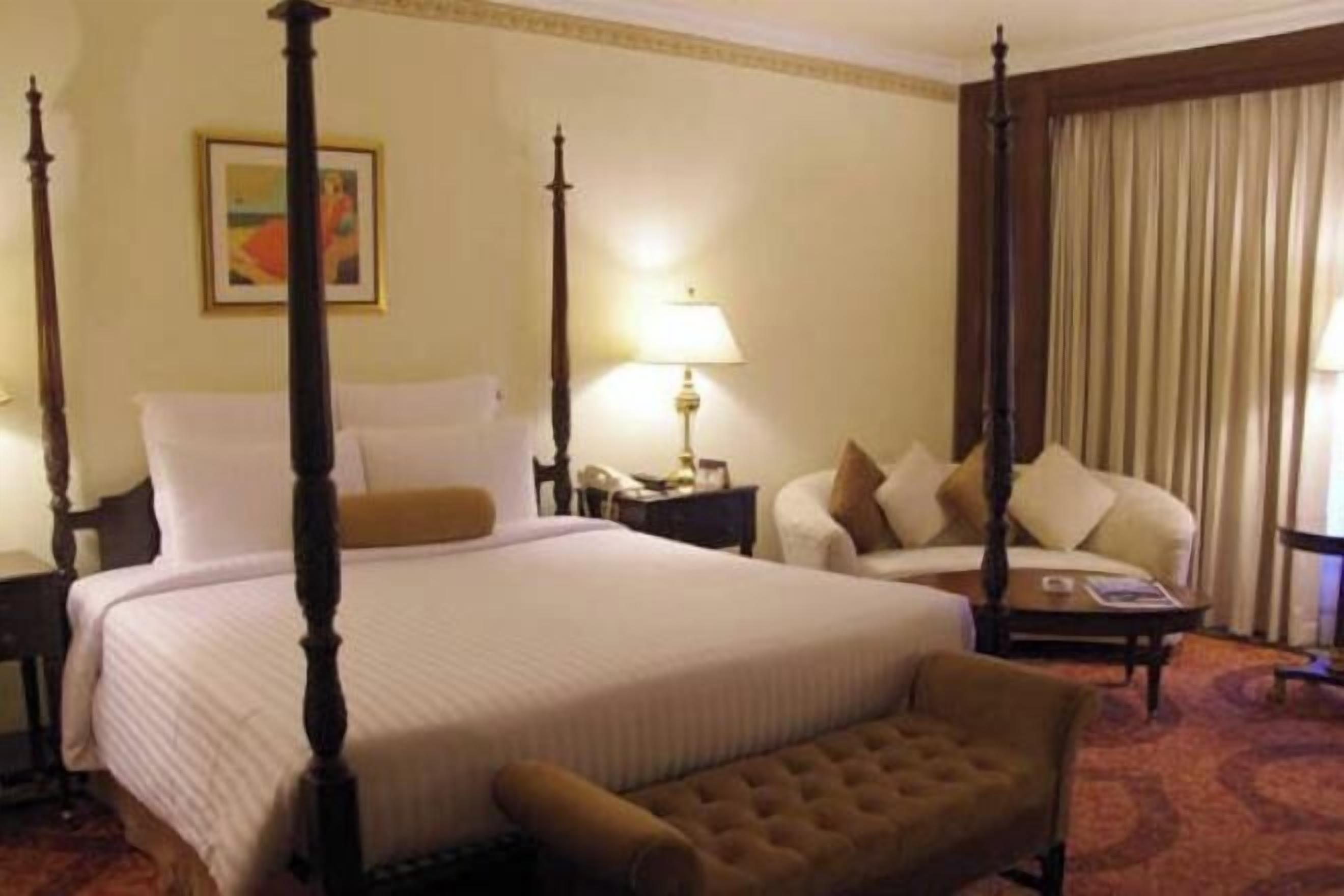 Frigobar, cofres nos quartos, escrivaninha, quartos à prova de som