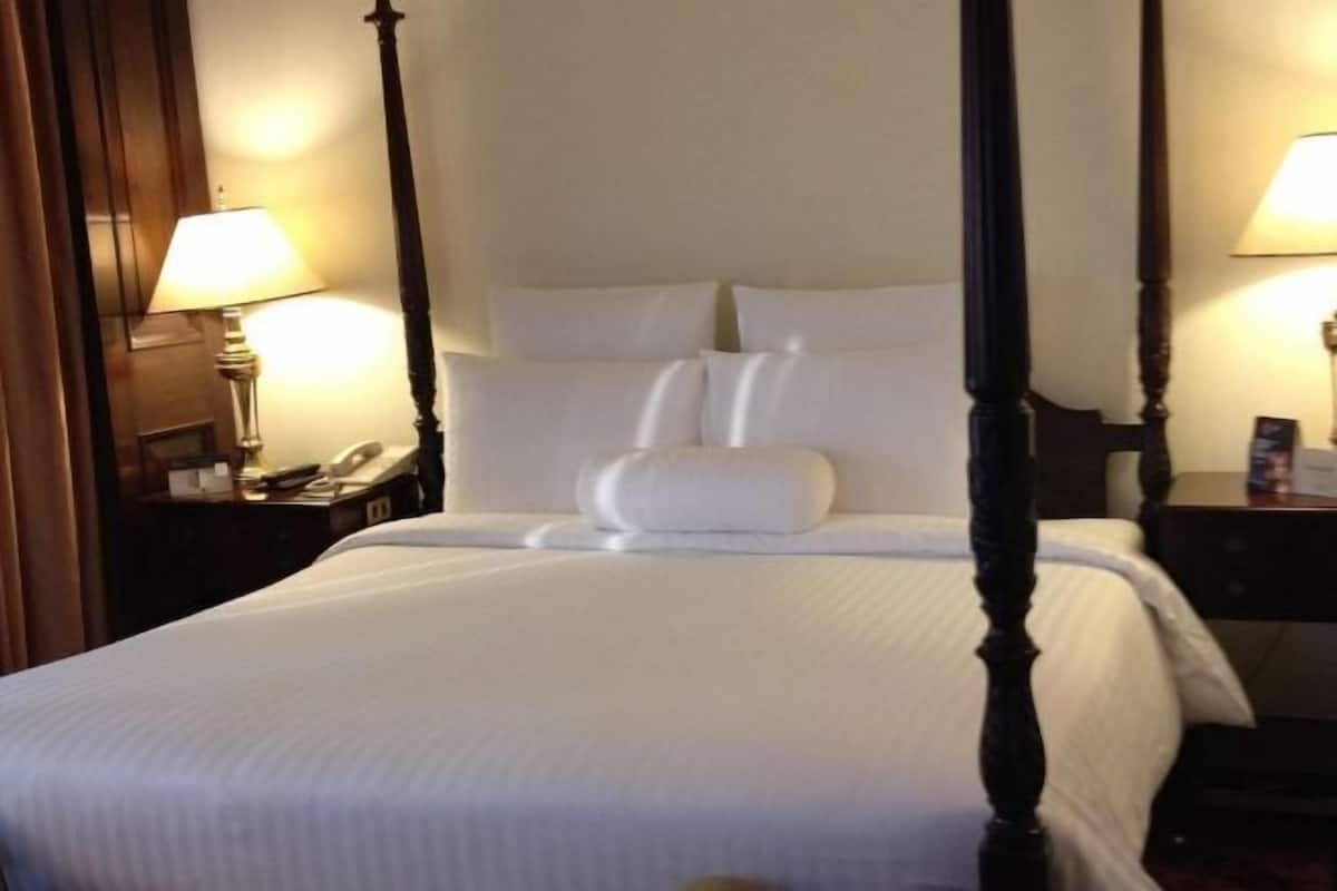 Minibaari, tallelokero huoneessa, työpöytä, äänieristys