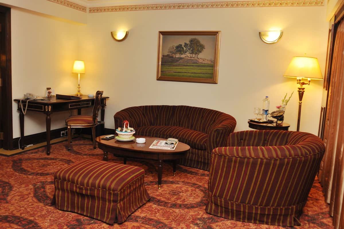 Deluxe Suite, 1 Bedroom, Jetted Tub, Corner | Living area | LCD TV