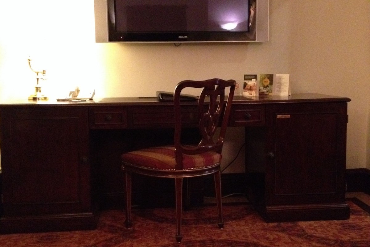 Business Suite, 1 Bedroom, Bathtub | Room amenity