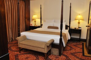 Deluxe Suite, 1 Bedroom, Jetted Tub, Corner | Minibar, in-room safe, desk, soundproofing