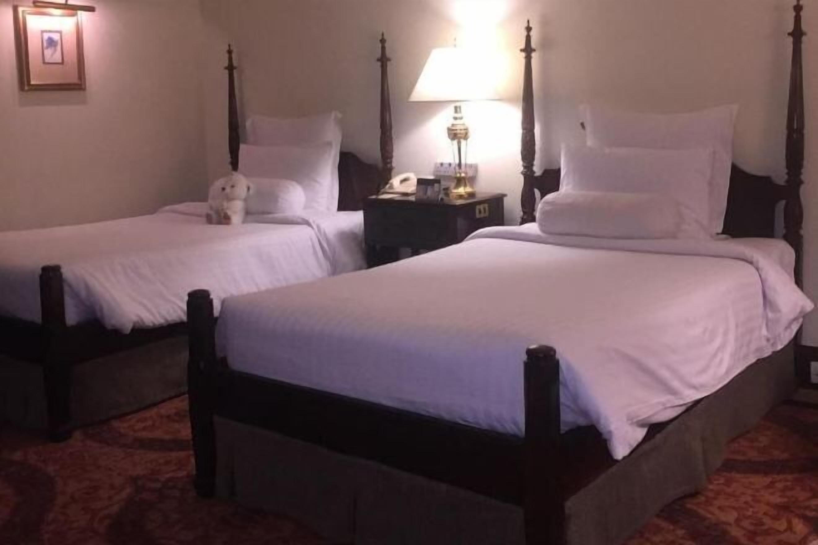 Frigobar, cofres nos quartos, escrivaninha, quartos à prova de som