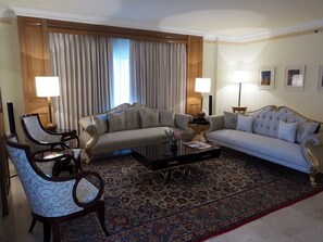 Suite presidencial, 1 habitación, Acceso al salón del club, planta ejecutiva | Sala de estar | Una televisión LCD