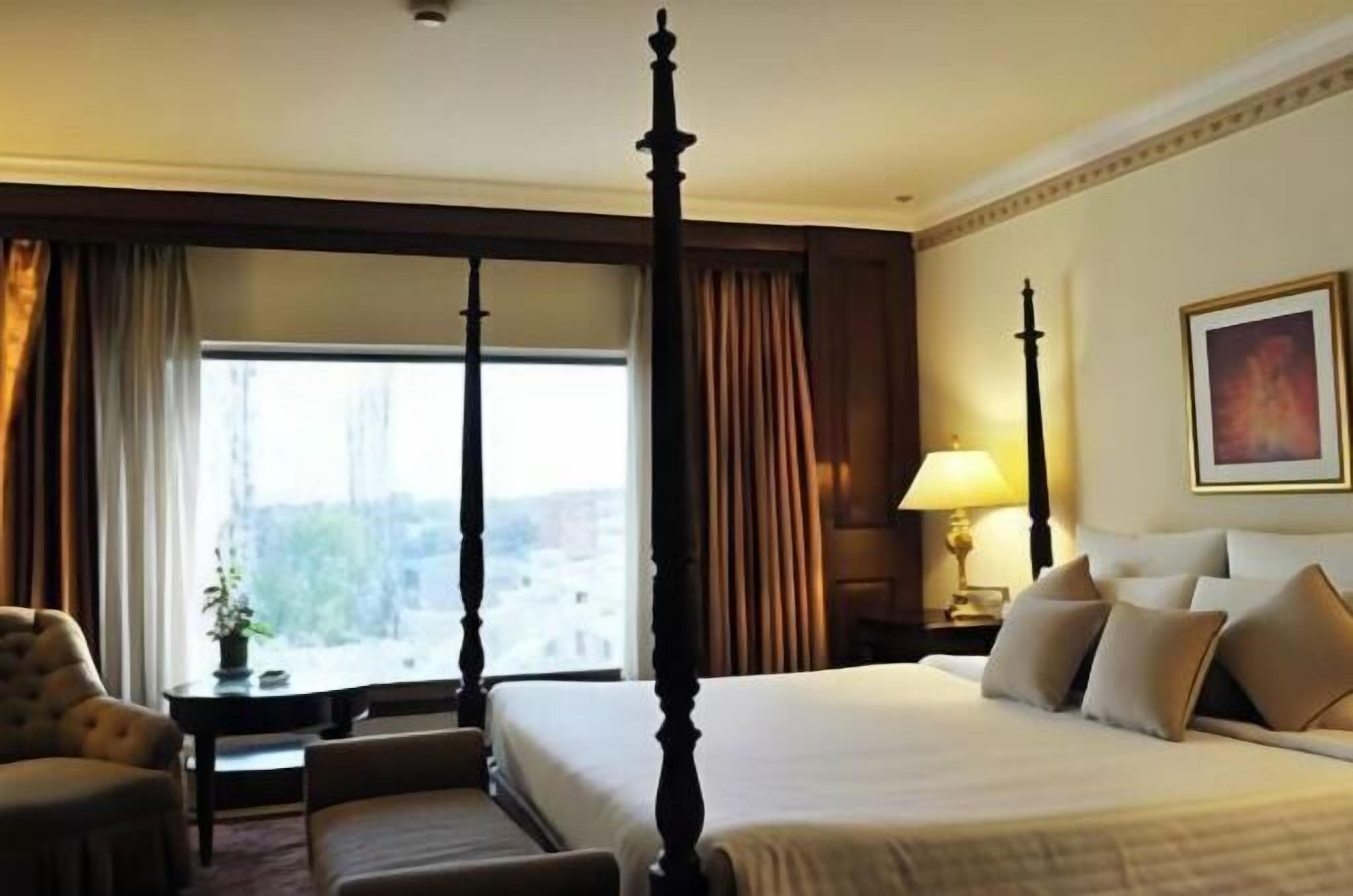 Frigobar, cofres nos quartos, escrivaninha, quartos à prova de som