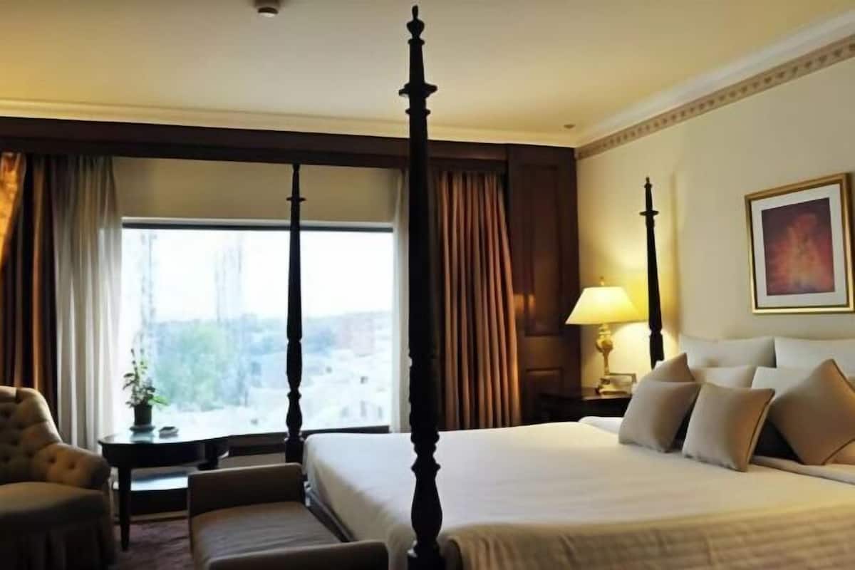 Minibaari, tallelokero huoneessa, työpöytä, äänieristys