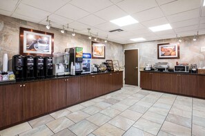 Free daily continental breakfast  - La Quinta Inn by Wyndham Davenport & Conference Center (Davenport)