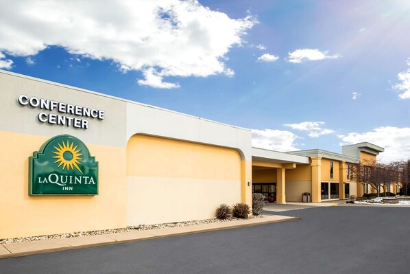 Exterior - La Quinta Inn by Wyndham Davenport & Conference Center (Davenport)