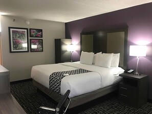 Room, 1 King Bed, Non Smoking | Desk, blackout drapes, iron/ironing board, free WiFi - La Quinta Inn by Wyndham Davenport & Conference Center (Davenport)