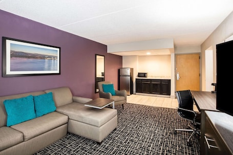 Desk, blackout drapes, iron/ironing board, free WiFi