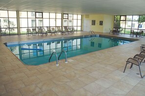 Indoor pool, open 10:00 AM to 10:00 PM, pool loungers - La Quinta Inn by Wyndham Davenport & Conference Center (Davenport)
