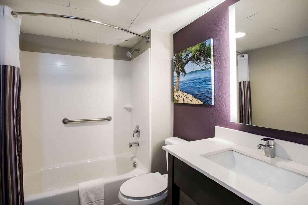 Baño | Tina con regadera, amenidades de baño gratuitas, secadora de cabello
