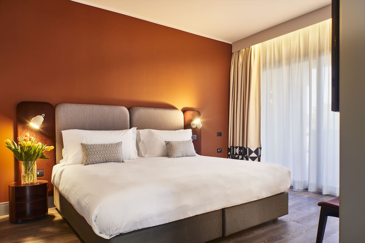 Deluxe-suite - 1 soveværelse | 1 soveværelse, premium-sengetøj, dundyner, Select Comfort-senge