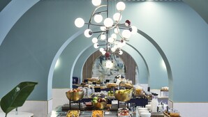 A breakfast buffet with various food items and a chandelier. - Hotel Villa Pamphili Roma (Rome)