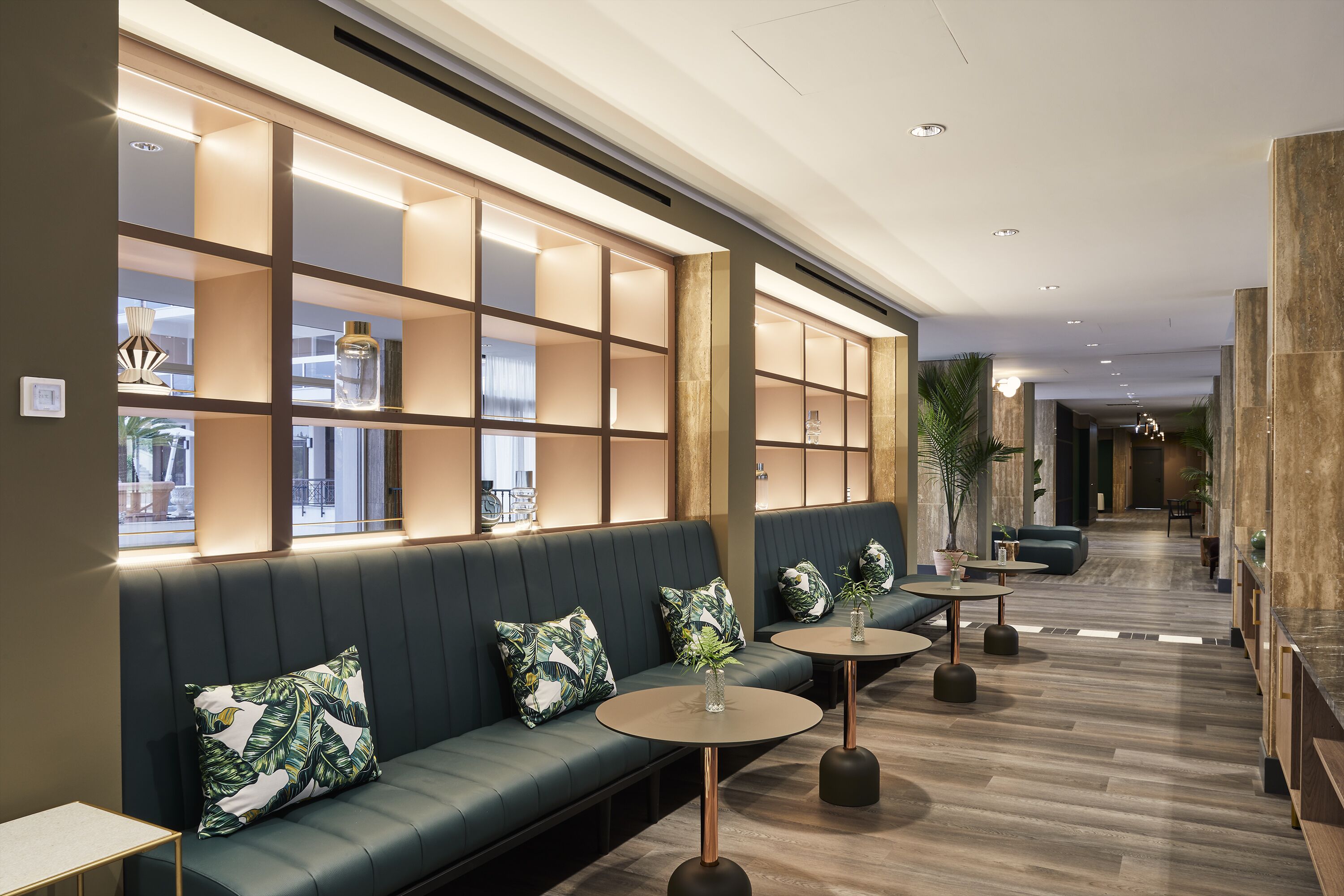 2 bars/lounges, lobby lounge, rooftop bar