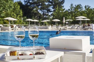 Frühstück, lokale und internationale Küche, Blick auf den Pool 