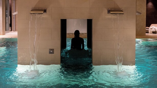 A person sitting in a water feature with multiple water jets. - Hotel Villa Pamphili Roma (Rome)