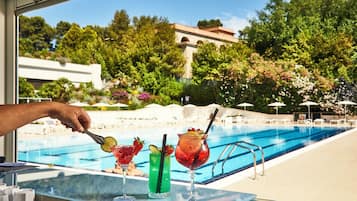 Poolside bar