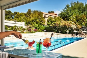Bar au bord de la piscine