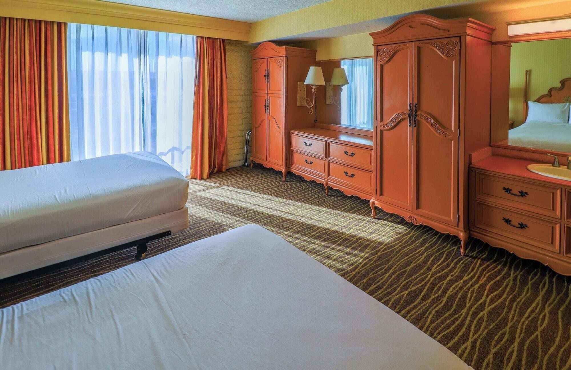 1 bedroom, desk, blackout drapes, free WiFi