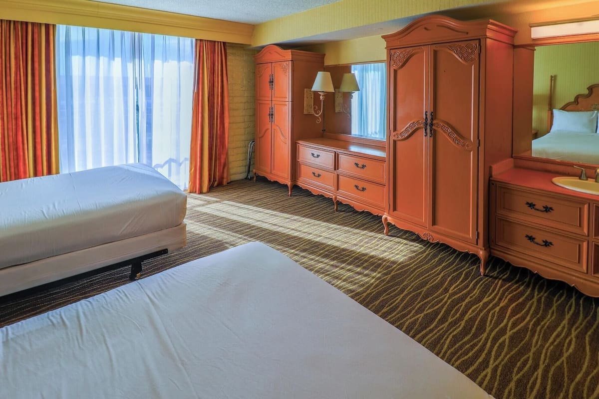 1 bedroom, desk, blackout drapes, free WiFi