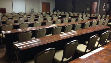 Executive Suite, 1 King Bed, Non Smoking | Meeting facility