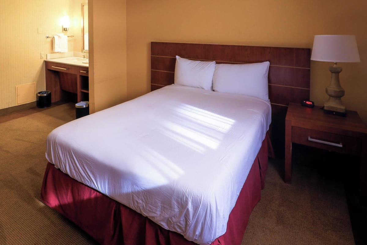 Deluxe Room, 1 Double Bed, Non Smoking | 1 bedroom, in-room safe, desk, blackout drapes