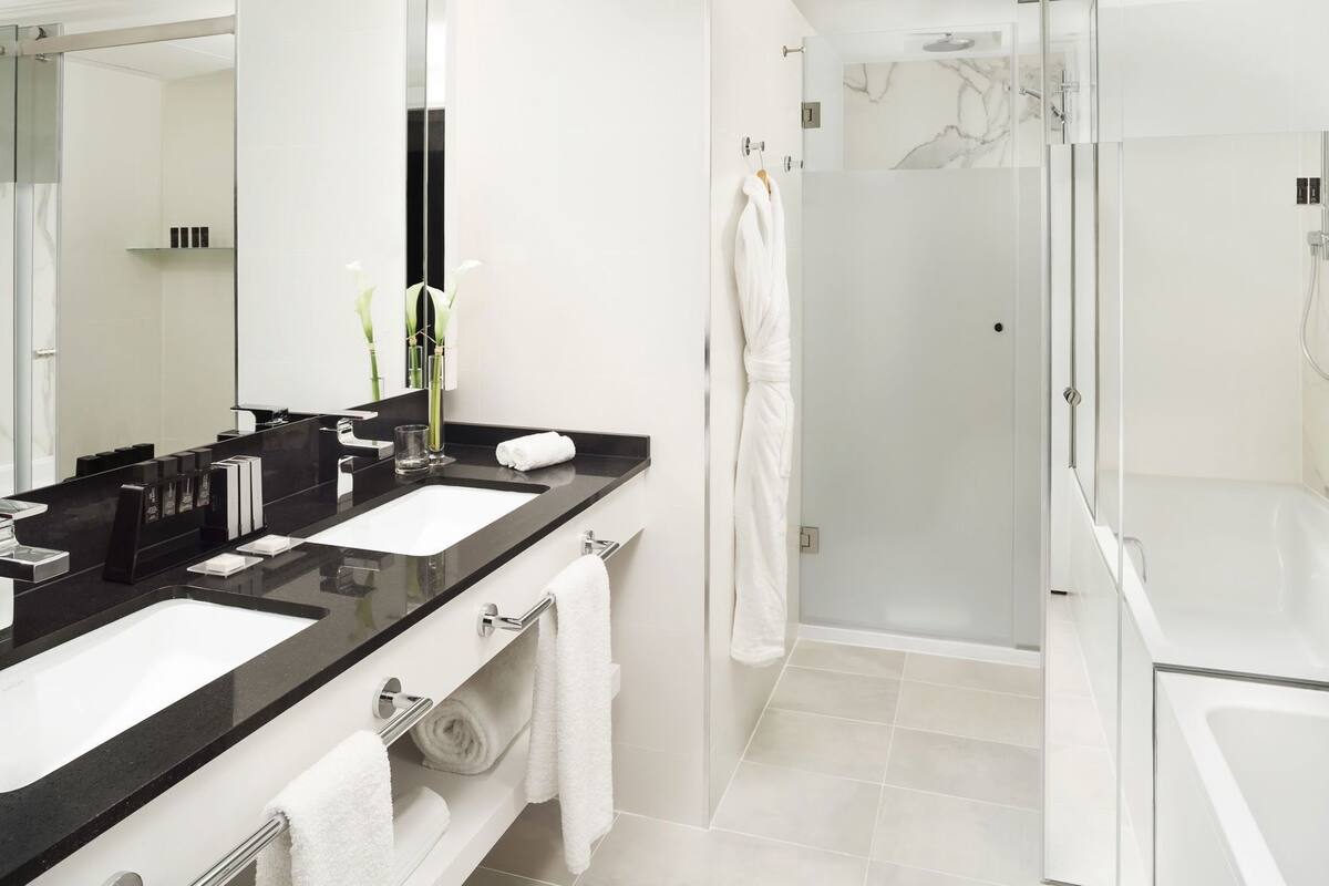 Badezimmer | Designer-Toilettenartikel, Haartrockner, Handtücher