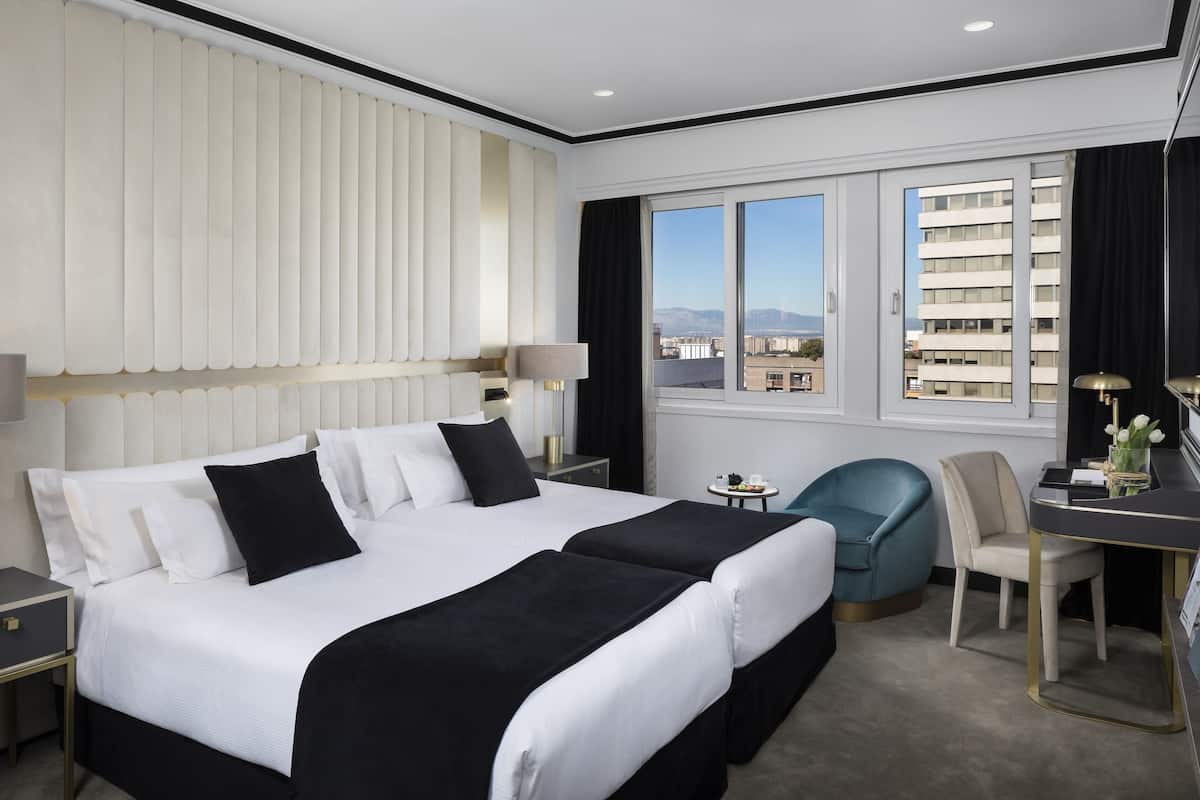 Edredón, minibar, caja de seguridad en la habitación y escritorio