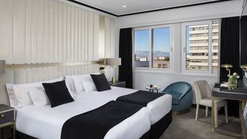 Donzen dekbedden, een minibar, een kluis op de kamer, een bureau