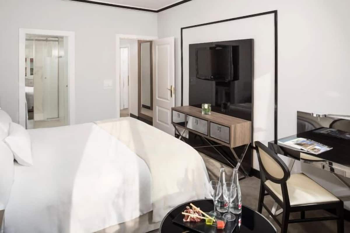 Edredón, minibar, caja de seguridad en la habitación y escritorio