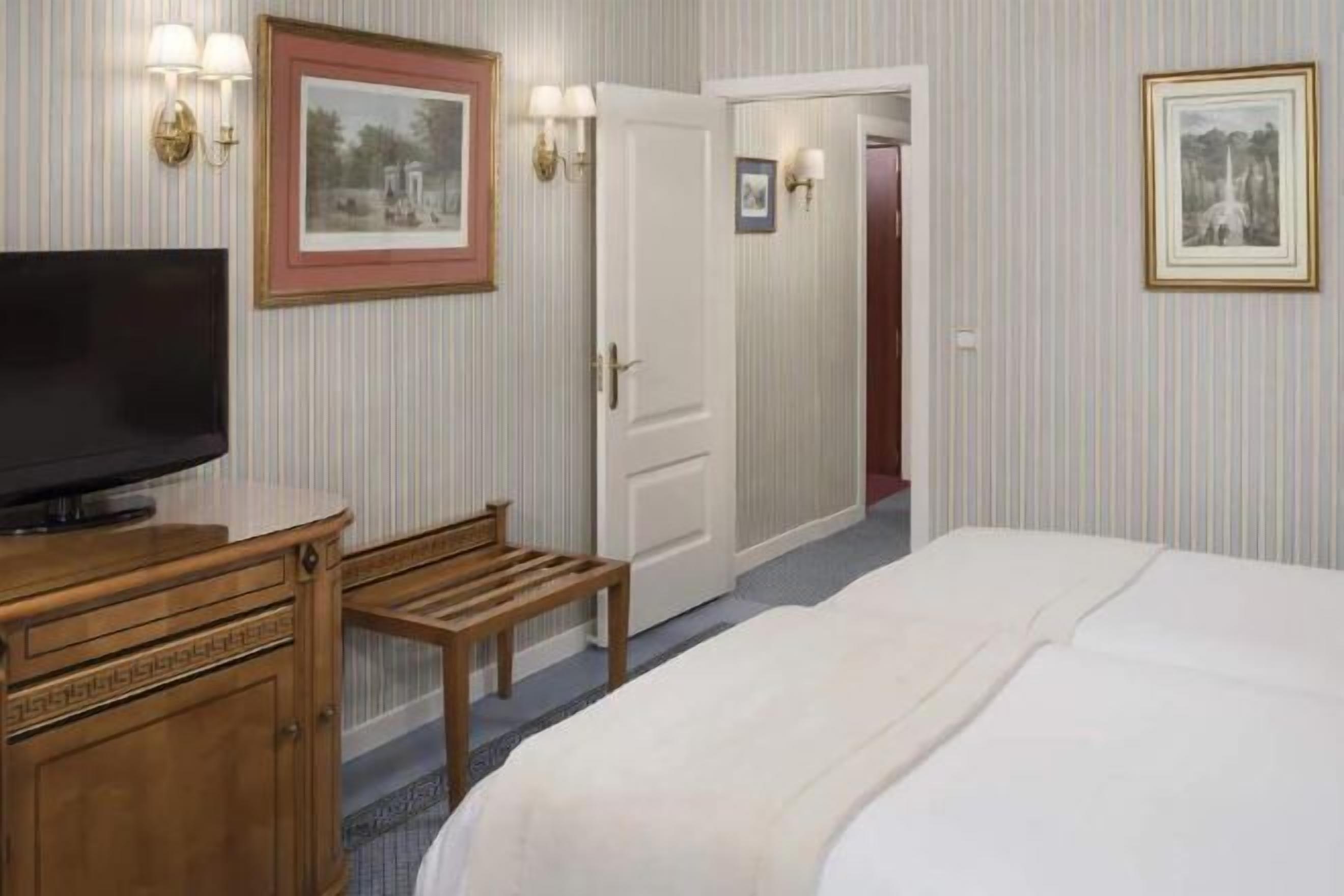 Down comforters, minibar, in-room safe, desk