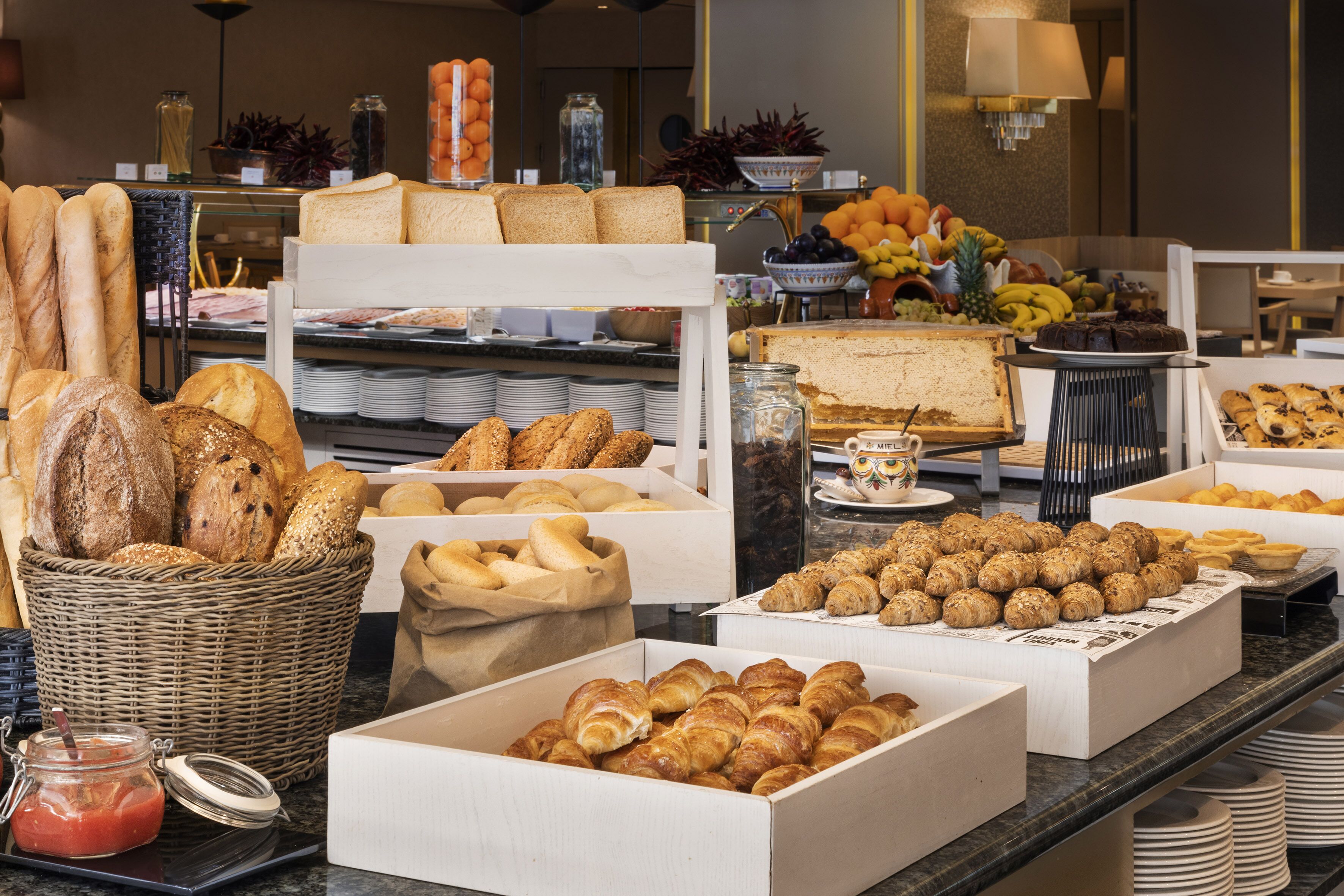 Daily full breakfast (EUR 27 per person)