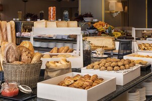 Tägliches großes Frühstück gegen Gebühr
