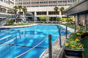 สระว่ายน้ำกลางแจ้งเปิดตามฤดูกาล, เก้าอี้อาบแดดริมสระ