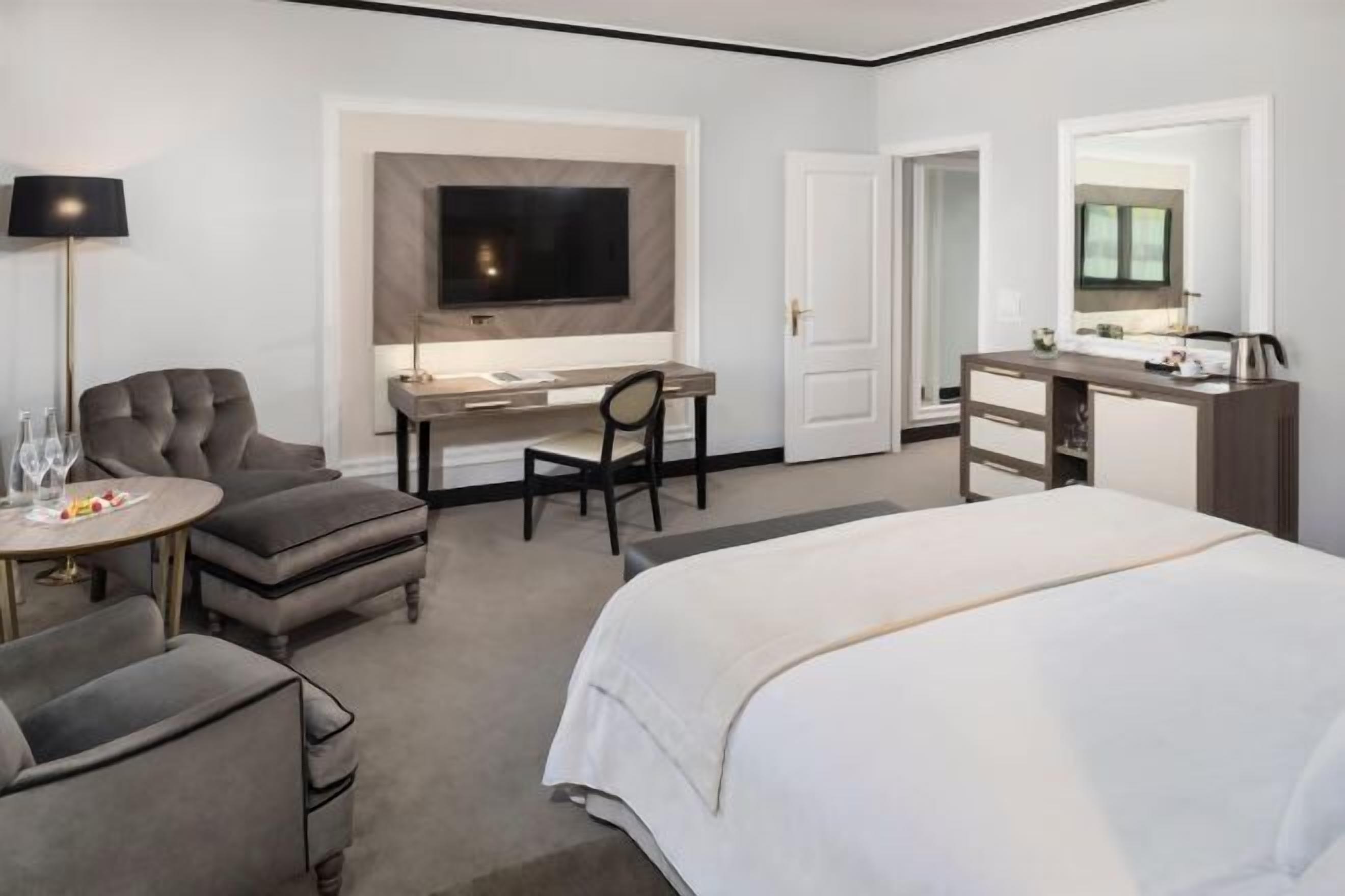 Cubrecamas, minibar, caja de seguridad en la habitación y escritorio 