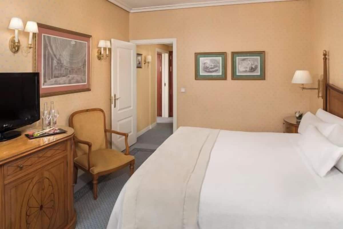 Down duvets, minibar, in-room safe, desk