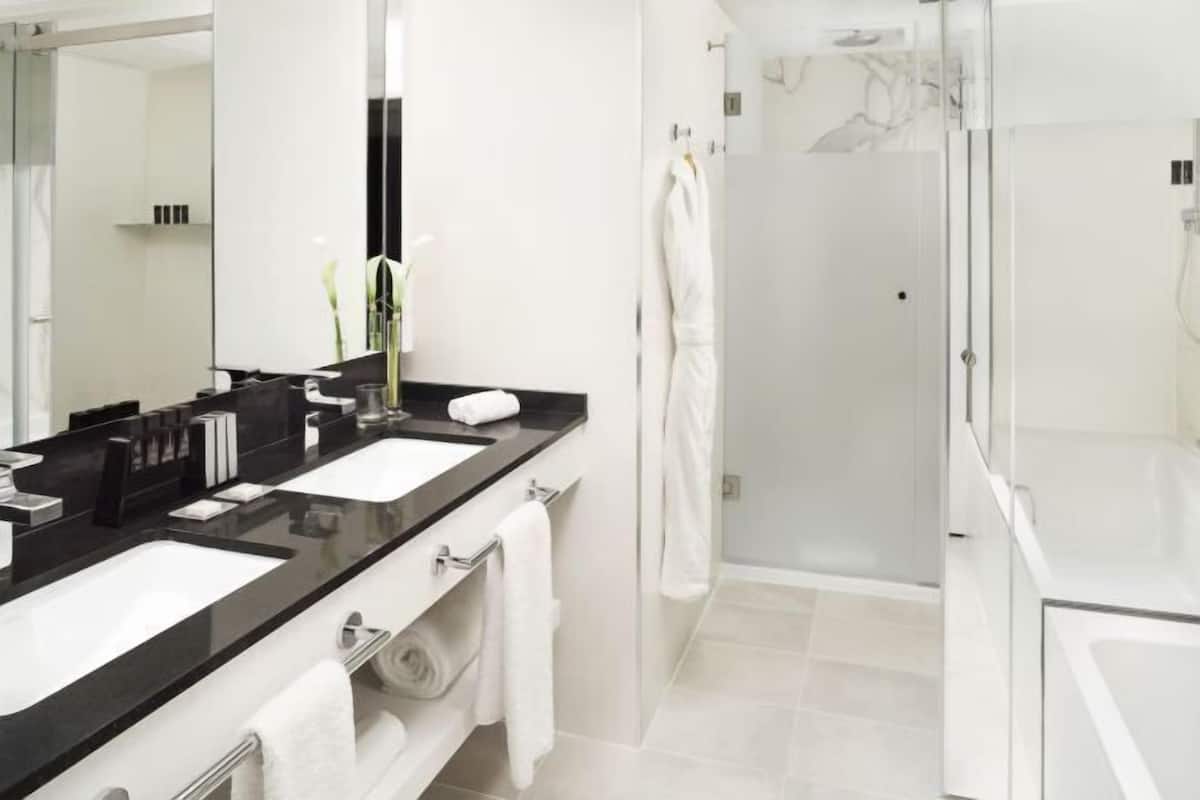 Articles de toilette de luxe, sèche-cheveux, serviettes fournies